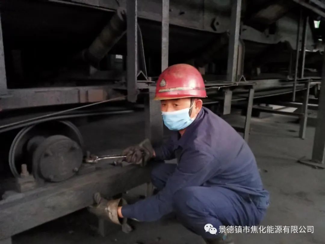 “老線這邊人手不夠，你們那邊有誰(shuí)可以過來(lái)支援？”“好的，我馬上來(lái)?！甭牭竭@個(gè)消息時(shí)，羅國(guó)安剛剛結(jié)束新線的維修工作，但他二話不說，立即拿起維修包，投入到老線的維修工作當(dāng)中。每天工作10小時(shí)以上已經(jīng)成為抗疫期間的常態(tài)，雖然身體很疲憊，但是他沒有任何怨言，“確實(shí)很辛苦、很累，但現(xiàn)在正是特殊時(shí)期，只有保障公司生產(chǎn)經(jīng)營(yíng)“不斷檔”，我們生活才能“不斷線”，恰恰我所在的運(yùn)輸廠就是承擔(dān)著焦炭煤炭運(yùn)輸?shù)闹匾氊?zé)，所以我更應(yīng)該恪盡職守，保障好這些設(shè)備的穩(wěn)定運(yùn)行?！?jpg